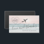 Liebe & Danke Beach Wedding Gefallen Magnet<br><div class="desc">Die Hochzeit in Urlaubsort des Strandes ist ein kleiner Mini-Magnet, der sich durch das Logo eines personalisierten Herzflugzeugs auf einem schwarz rosa Sonnenuntergang am Sandstrand mit Meereswellen und modernem "Liebe und Dank"-Zitat-Design auszeichnet. Klicken Sie auf "Weitere Anpassungen", um das Design zu bearbeiten, z. B. Textfarbe, Schriftart und Platzierung zu ändern...</div>