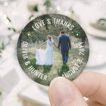 Liebe & Danke Modernes Foto Hochzeit Vielen Dank Runder Aufkleber<br><div class="desc">Fügen Sie eine personalisierte Touch zum Abschluss Ihrer Hochzeit Dankeschön Notizen oder Empfang Gastgeschenke mit diesen runden individuellen Foto Aufkleber. Foto und Text sind einfach anzupassen, sodass sie leicht für Hochzeiten & Brautduschen Einladungen verwendet werden können, speichern Sie die Datumskarten und Verlobungen Ankündigungen. (IMAGE PLACEMENT TIP: Eine einfache Möglichkeit, ein...</div>