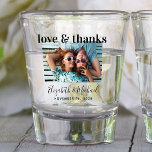 Liebe der Gastgeschenk Hochzeit dank Foto-Schuss-G Schnapsglas<br><div class="desc">Geben Sie Ihren Hochzeitsgästen ein lustiges Souvenir,  um Ihren besonderen Tag mit diesem maßgeschneiderten Shotglas mit Ihrem Foto "Liebe & Dank" in fett moderner trendiger Typografie auf Ihrem Foto (Sie können das an etwas Ähnliches anpassen). Fügen Sie unten Ihren Vornamen und das Hochzeitdatum hinzu.</div>