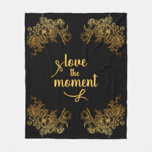 ‚Liebe der Moment‘ B;ack und Gold filigrane Flora Fleecedecke