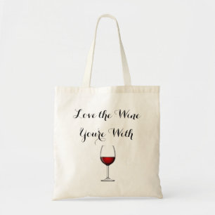Liebe der Wein sind Sie mit Tragetasche