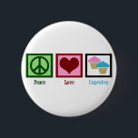Liebe des Friedens Cupcakes Button<br><div class="desc">Ich mag niedliche Kuchen. Hellrosa mattierte Kuchen oder hellblau,  sie sind alle hübsch köstlich für mich! Ein niedliches Bäckereigeschenk für einen Bäcker.</div>