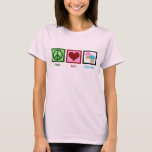 Liebe des Friedens Cupcakes T-Shirt<br><div class="desc">Ich mag niedliche Kuchen. Hellrosa mattierte Kuchen oder hellblau, sie sind alle hübsch köstlich für mich! Ein niedliches Bäckereigeschenk für einen Bäcker.</div>