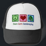 Liebe des Friedens Truckerkappe<br><div class="desc">Peace Liebe Landscaping Weihnachtsgeschenk für einen Landschaftsgärtner, der ein Gartenbauexperte ist und Ihren Garten oder Rasen mit hübscher Flora und Fauna verwandelt. Ein niedliches Geschenk für jemanden, der das Gras und die Blume des Rasens perfekt maniciert oder eine marokkanische Firma, die das Baumschneiden durchführt. Niedliche Rasenpflege.</div>