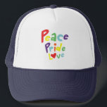 Liebe des Friedens Truckerkappe<br><div class="desc">Zeigen Sie Stolz auf diese lustige und stilvolle Kappe mit einer niedlichen Schrift von "Peace Pride Liebe" in Regenbogenfarben.</div>