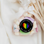 Liebe des Herzens ist süße LGBT-Gastgeschenk Hochz Runder Aufkleber<br><div class="desc">Bezaubernder Schwarz-Gastgeschenk Hochzeit-Aufkleber mit Regenbogen-Stolz und gekrümmtem Text.</div>