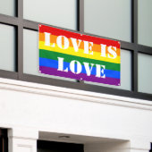 Liebe des Regenbogen-Flaggen-Gay Pride-LGBT ist Banner (Äußeres Gebäude)