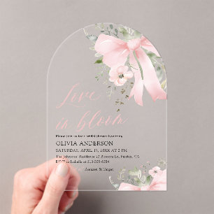 Liebe des rosa Bows im Brautparty Blütenblütenboge Acryleinladungen