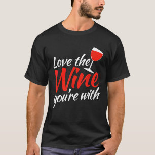 Liebe des Weins Sie mit Shirt Rotwein trinken