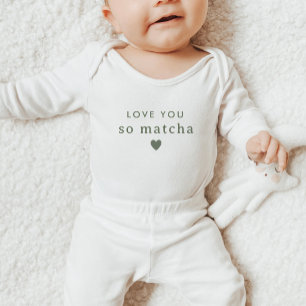 Liebe dich so sehr Matcha Baby Shower salbeigrün Strampler