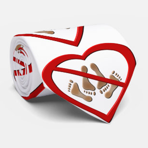 Liebe, die Füße in einem herzförmigen Zeichen mach Krawatte