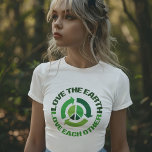 Liebe Die Umwelt-Aktivistin der Erde Tri-Blend Shirt<br><div class="desc">Liebe der Erde Liebe einander. Ein großartiges recycelnd Zitat,  das Frauen als T - Shirt-Dreifach-Gabe für einen Umweltaktivisten schenken,  der glaubt,  die globale Erwärmung sei real und gewollt,  um den Klimawandel zu verhindern. Rett unsere Umwelt und behalt unseren Planeten sauber und voller Frieden mit diesem grünen Zitat.</div>