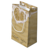 "Liebe du" In Sand geschriebenes Herz Kleine Geschenktüte (Rückseite Schrägansicht)