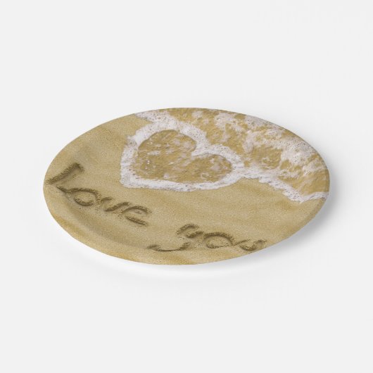 "Liebe du" In Sand geschriebenes Herz Pappteller (Schrägansicht)