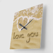 "Liebe du" In Sand geschriebenes Herz Quadratische Wanduhr (Winkel)