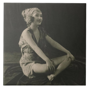 Liebe ein armes Mädchen mit überschlagenen Beinen Fliese