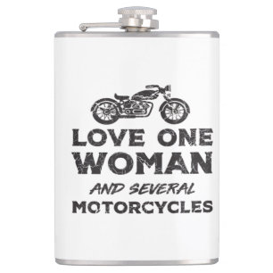 Liebe eine Frau und mehrere Motorräder wesentlich Flachmann