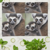 **"Liebe einer Mutter: Mama und Baby Lemur Cuddlin Geschirrtuch (Gefaltet)