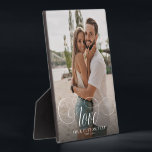 LIEBE Elegante Kalligraphie Couple Foto Wedding Fotoplatte<br><div class="desc">Süßes und einfaches Hochzeitsgedanken für Newlyweds,  Valentinstag,  Verlobung,  mit moderner Schrift-Kalligrafie,  die LIEBE über Ihren eigenen Text wie Namen und / oder Datum oder eine persönliche Nachricht über einen dunklen Farbverlauf,  um die Typografie zu heben.</div>