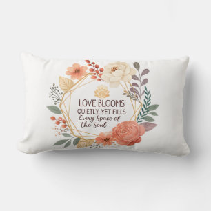 Liebe erblüht still – Florales Zitat Aquarell Lendenkissen