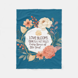 Liebe erblüht still – Florales Zitat Wasserfarbe Fleecedecke
