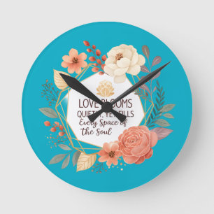Liebe erblüht still – Florales Zitat Wasserfarbe Runde Wanduhr
