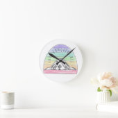 Liebe erobert den ganzen Hund Regenbogenbasenhalm Runde Wanduhr (Zuhause)