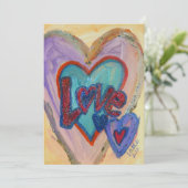 Liebe Familie hört Einladungen oder Ankündigungen (Stehend Vorderseite)