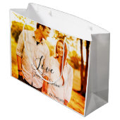 Liebe Foto fügen Sie Name est. Ehepaar Große Geschenktüte (Rückseite Schrägansicht)