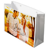 Liebe Foto fügen Sie Name est. Ehepaar Große Geschenktüte (Vorderseite Schrägansicht)