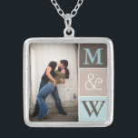 Liebe Foto & Initials Monogramm-Kette Versilberte Kette<br><div class="desc">Schöner Pendant mit Ihrem Foto und Initialen angepasst. Schenken Sie Verlobung,  Hochzeit oder Jubiläum.</div>