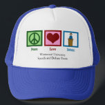 Liebe für Frieden Debatten Team Custom School Truckerkappe<br><div class="desc">Ein niedliches Reden- und Diskussionsteam hat ein Glasgeschenk mit einem Friedenszeichen,  einem Herz und jemandem geschossen,  der hinter einem Podiumsgespräch steht. Passen Sie Ihren Schulnamen,  Ihre Uni oder Ihren Universitätsnamen an.</div>