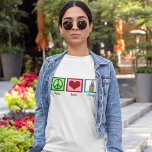 Liebe für Frieden T-Shirt<br><div class="desc">Ein großartiger T - Shirt mit einem Friedensschild, einem Herzenslust und jemandem, der hinter einem Podiumsgespräch steht. Liebe des Friedens Debate Frauentee.</div>