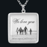 Liebe für Mama Family Foto Necklace Versilberte Kette<br><div class="desc">Eine einfache Botschaft der Liebe für Mama.  Fügen Sie Ihr Foto hinzu und passen Sie Ihre Namen an.  Ein hübsches Geschenk für sie,  das ihr lasse zu wissen,  wie viel sie für ihre Familie bedeutet.</div>