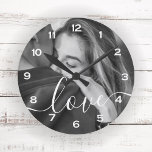 Liebe für Skripts mit benutzerdefiniertem Foto Runde Wanduhr<br><div class="desc">Diese Uhr zeigt Ihr liebstes Foto mit dem Wort "Liebe",  überlagert in einem romantischen Pinselskript. Bestellen Sie selbst oder als Geschenk für jemanden,  den Sie Liebe.</div>