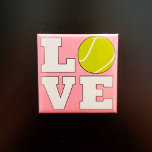 Liebe für Tennis-Spieler mit eigenem Farbenmagnet Magnet<br><div class="desc">Ein schöner Kühlschrankmagnet für Tennisspieler mit individueller Hintergrundfarbe (derzeit Set auf hellrosa). Klicken Sie auf die Schaltfläche [Anpassen], und wählen Sie mit dem Farbwähler die gewollt Farbe aus. Sie können sogar den Hex-Farbcode Ihres Teams eingeben, wenn Sie ihn kennen. Eine nette kleine Dekoration für das Trainerbüro, Zuhause oder Studentenwohnheim, und...</div>