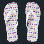 LIEBE Gay Pride Regenbogen Hochzeitkuchen Flip Flo Badesandalen<br><div class="desc">Flip Flops zeigen eine originale Marker-Abbildung eines Stück Regenbogeneichtkuchen mit LIEBE in einem Regenbogen-Schriftart.</div>