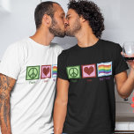 Liebe Gay Pride T-Shirt<br><div class="desc">Unterstützen Sie Homosexuellenrechte mit diesem Friedenszeichen,  Herz und Regenbogen. Ein niedliches LGBTQ Shirt mit einer schönen Regenbogenflagge neben einem hübschen Friedenszeichen und Herz.</div>