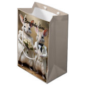 "Liebe geht unter: Eine Hochzeitsfeier in Bilby Mittlere Geschenktüte (Vorderseite Schrägansicht)