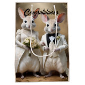 "Liebe geht unter: Eine Hochzeitsfeier in Bilby Mittlere Geschenktüte (Rückseite)