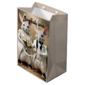 "Liebe geht unter: Eine Hochzeitsfeier in Bilby Mittlere Geschenktüte (Rückseite Schrägansicht)