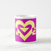 Liebe Gelb auf Lila Kaffeetasse (Mittel)