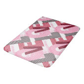 Liebe Geometric Magenta Letter Badematte (Schrägansicht)