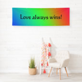 "Liebe gewinnt immer" Helle Rainbow Gradient Weddi Banner (Insitu)