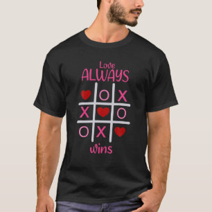 Liebe gewinnt immer Tic-Tac-Toe Red Heart Valentin T-Shirt