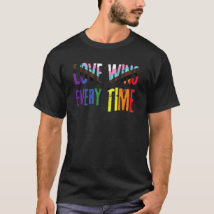 Liebe gewinnt jedes Mal Lgbtqia+ Regenbogenflagge T-Shirt