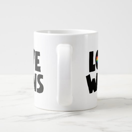 Liebe gewinnt Jumbo-Tasse (Rückseite)