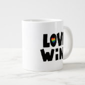 Liebe gewinnt Jumbo-Tasse (Vorderseite Rechts)