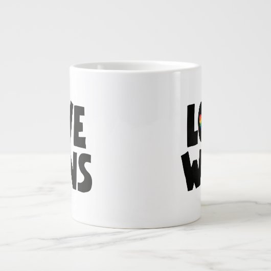 Liebe gewinnt Jumbo-Tasse (Vorderseite)