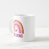Liebe gewinnt Lesbian Rainbow Kaffeetasse (Vorderseite Links)